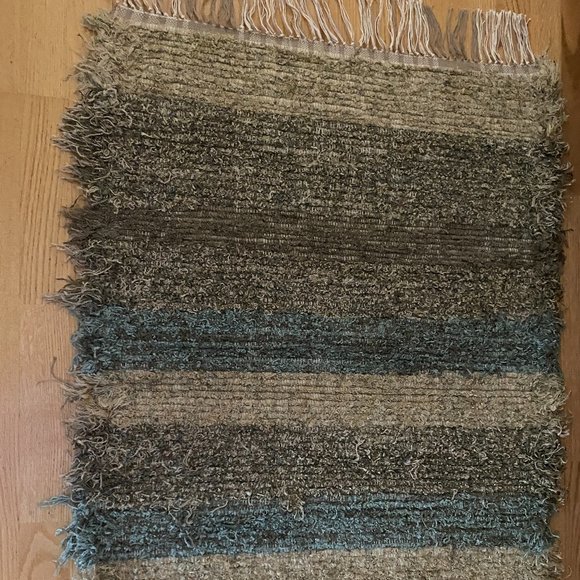 Throw Rug - Picture 8 of 16